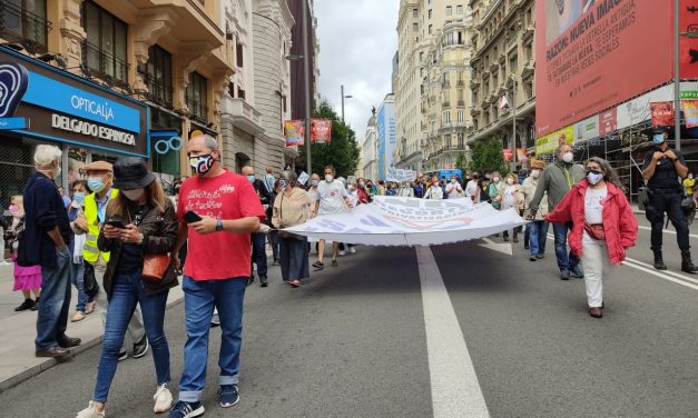 Miles de personas claman en el centro de Madrid contra el deterioro de la Atención Primaria (galería)