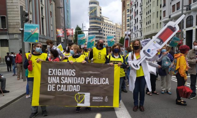 Miles de personas claman en el centro de Madrid contra el deterioro de la Atención Primaria (galería)