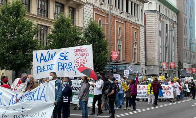 Miles de personas claman en el centro de Madrid contra el deterioro de la Atención Primaria (galería)