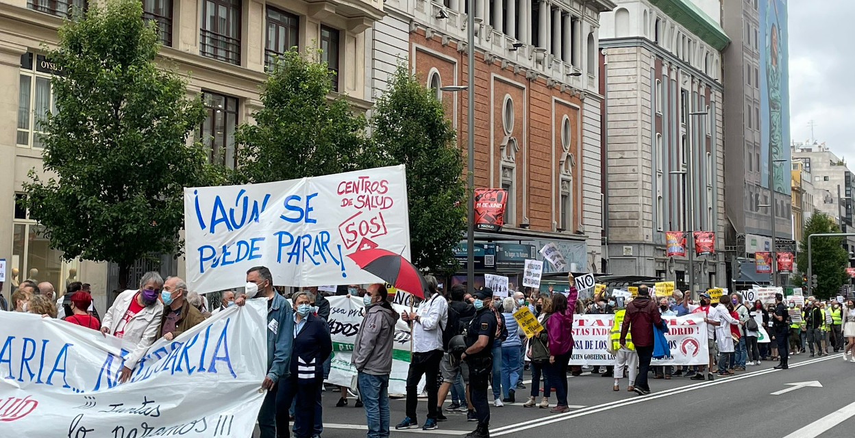 Miles de personas claman en el centro de Madrid contra el deterioro de la Atención Primaria (galería)