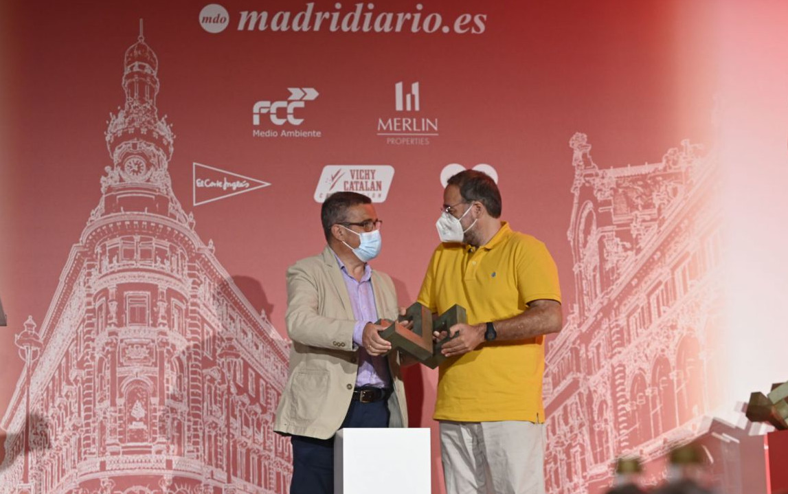 Quique Villalobos recibe el premio Madrid 2021 a la mejor Iniciativa Solidaria en nombre de las despensas solidarias