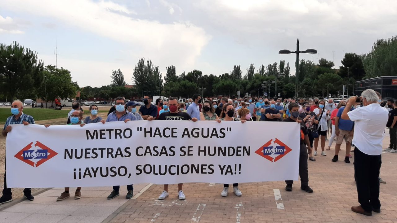 Los afectados por la línea 7B de Metro se plantan en Sol para exigir a Ayuso soluciones urgentes ante la gravedad de su situación