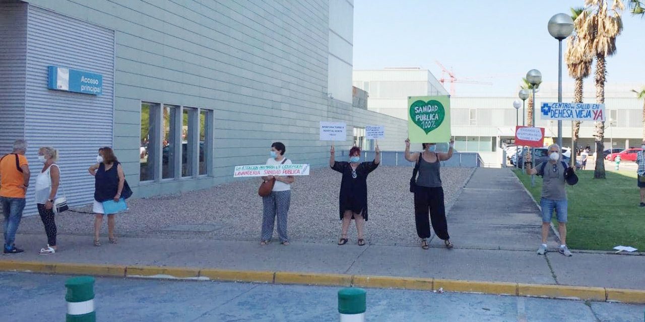 La Comunidad de Madrid impide una “plantación” de carteles por la sanidad pública en los jardines del Hospital Infanta Sofía