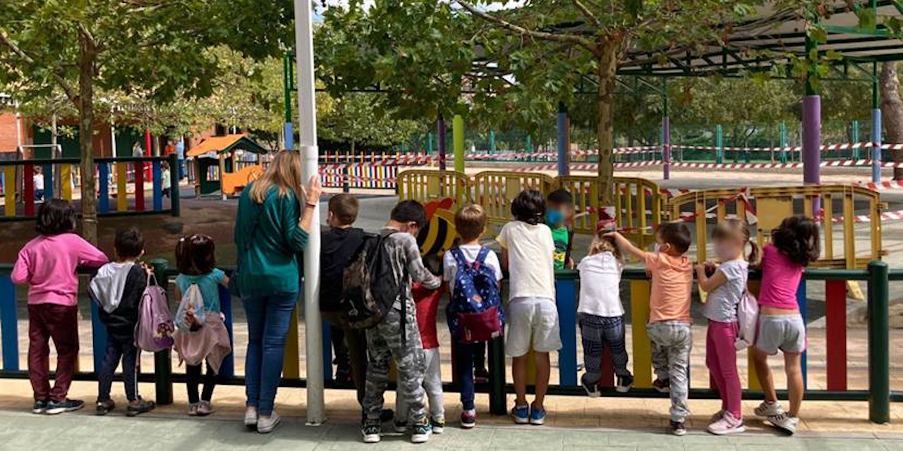 La invasión de conejos impide el uso de instalaciones escolares y zonas verdes en Carabanchel Alto