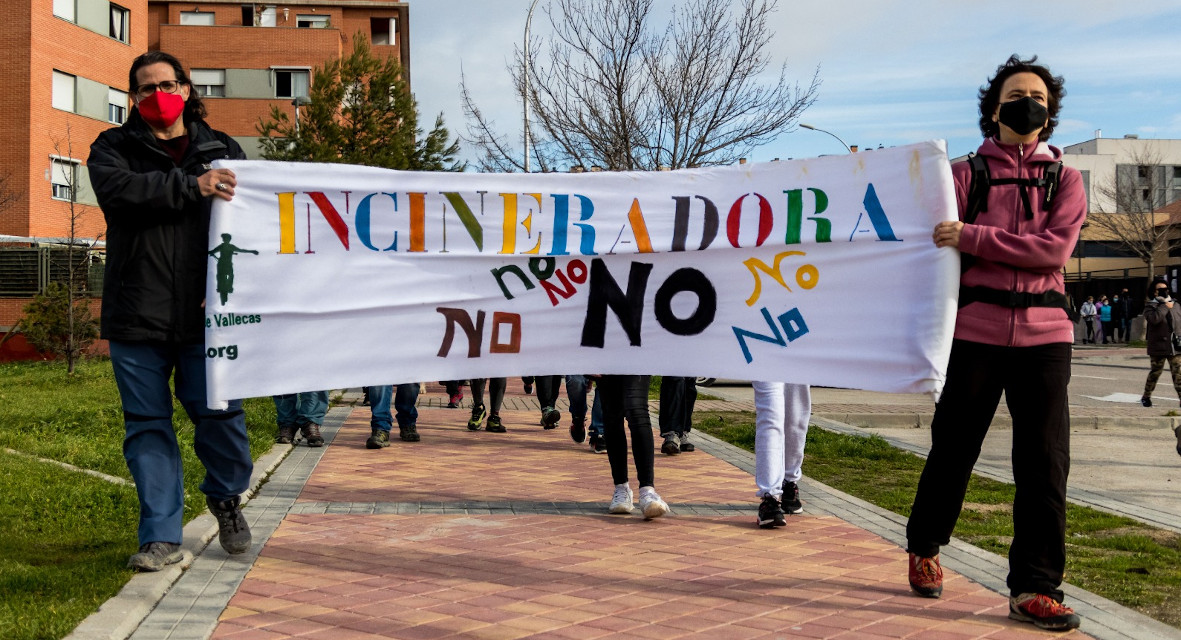 Las asociaciones vecinales de Villa de Vallecas vuelven a salir a la calle para exigir el cierre de la incineradora de Valdemingómez