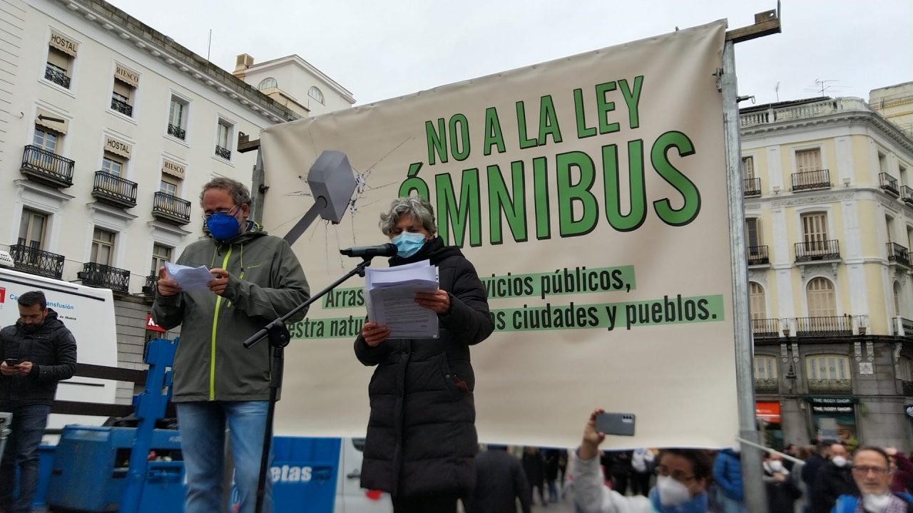 Quique Villalobos y Nines Nieto leen el manifiesto de la manifestación contra la Ley Ómnibus