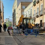 El Ayuntamiento tapona el socavón surgido junto a las cocinas fantasma de la calle José Calvo de Madrid