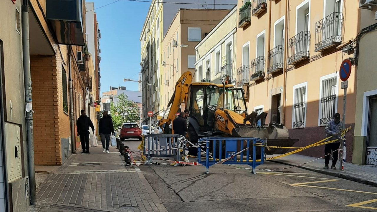 El Ayuntamiento tapona el socavón surgido junto a las cocinas fantasma de la calle José Calvo de Madrid
