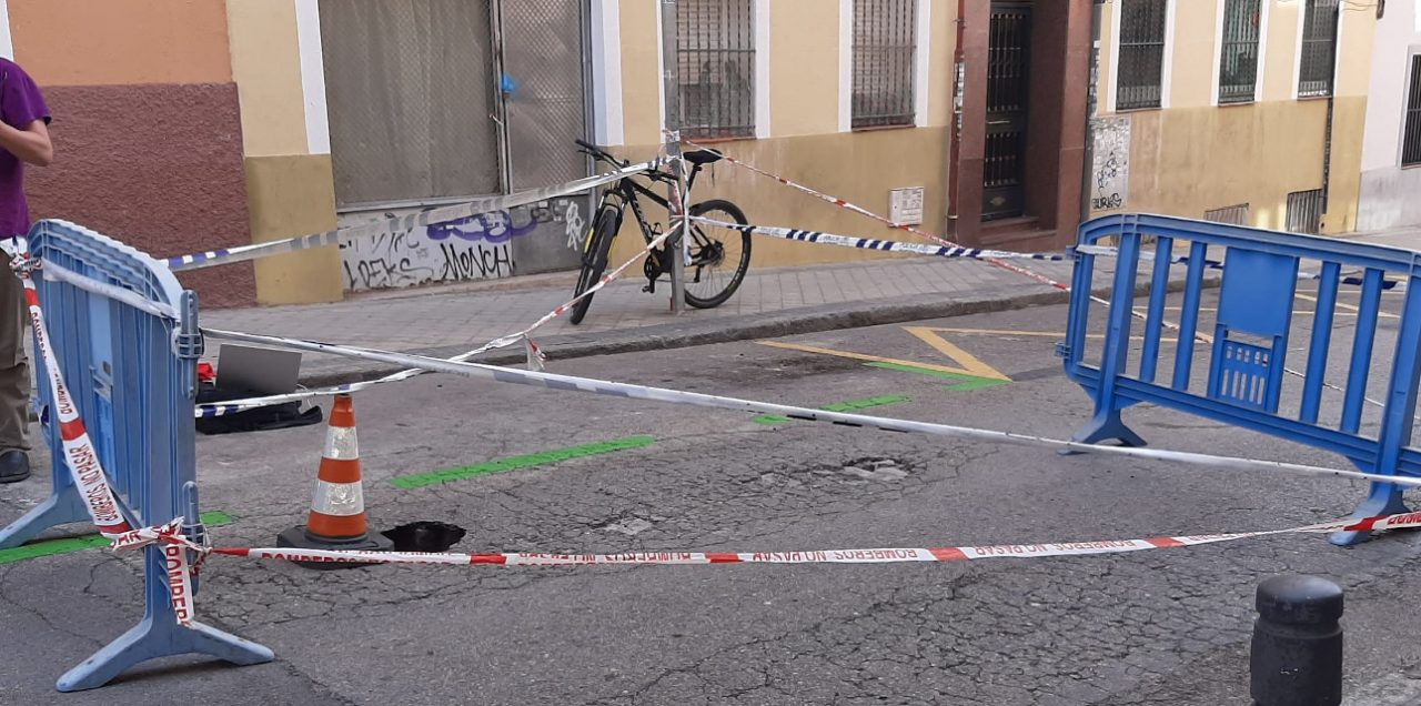 La aparición de un socavón junto a las cocinas fantasma de la calle José Calvo causa alarma en el vecindario
