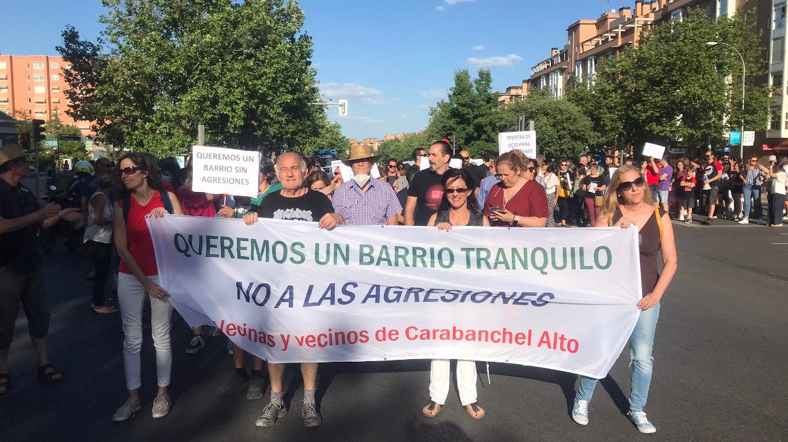 Asociaciones vecinales, culturales y AMPAs se manifiestan en Carabanchel Alto “por un barrio tranquilo y sin agresiones”