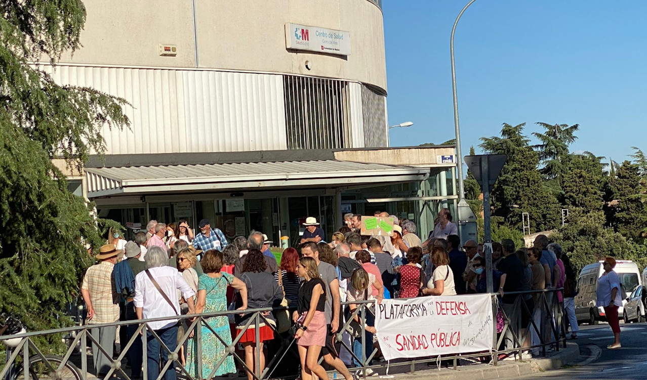 La Asociación Vecinal de Majadahonda y la Plataforma en Defensa de la Sanidad Pública se manifiestan contra el cierre del servicio de urgencias