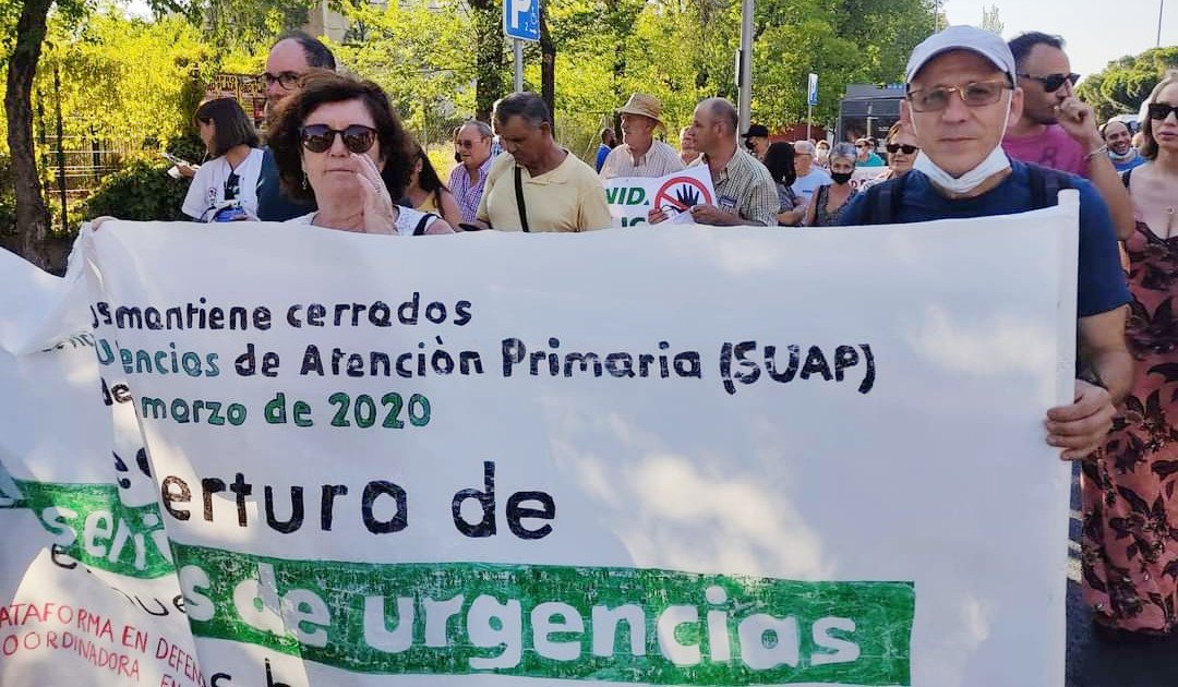 El calor no frena las protestas vecinales para pedir la reapertura de los SUAP