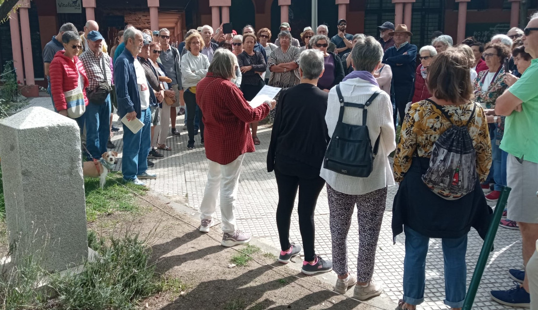 Más de un centenar de personas se concentra ante el mural vandalizado de Rosa Luxemburgo en Aravaca para trasladar su condena