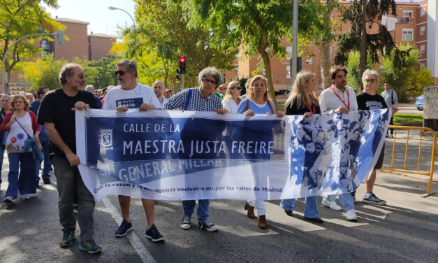 Cientos de personas se manifiestan en Madrid reclamando la devolución del nombre de la calle de la Maestra Justa Freire