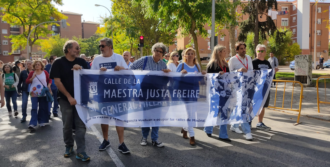 Cientos de personas se manifiestan en Madrid reclamando la devolución del nombre de la calle de la Maestra Justa Freire
