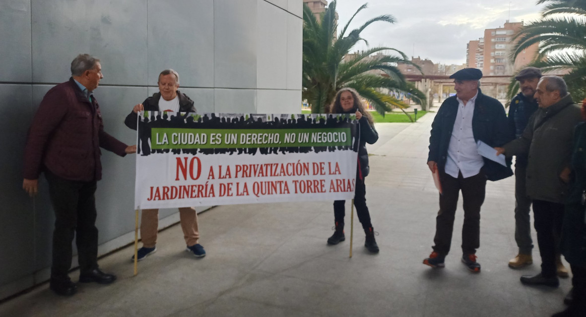Denuncian la privatización de las labores de conservación de los jardines de la Quinta de Torre Arias