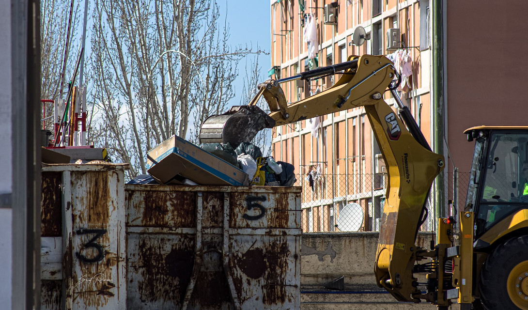 El vecindario de La Elipa, harto del ruido de una planta de residuos improvisada que opera 24 horas