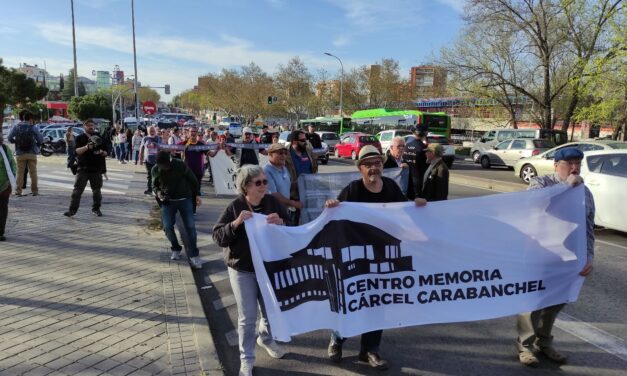 Un centenar de personas se manifiesta ante el CIE de Aluche para exigir la creación de un Centro de Memoria de la Cárcel de Carabanchel