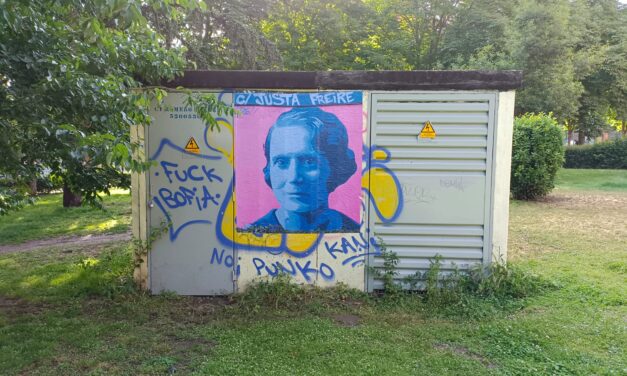 La Maestra Justa Freire reaparece en su calle en plena campaña electoral