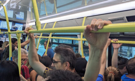 La FRAVM denuncia la saturación inicial del servicio alternativo de Metro en el primer día laboral del cierre de la Línea 1