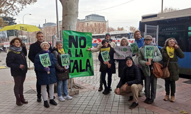 Protesta vecinal ante el inminente comienzo en Atocha de las talas por la ampliación de la línea 11 de Metro