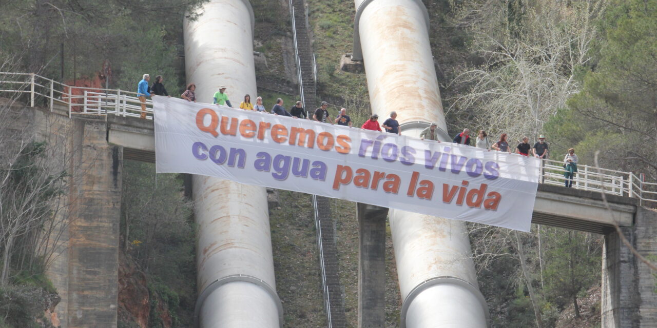 Colectivos sociales manifiestan en Bolarque su oposición a los trasvases