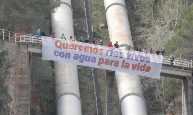 Colectivos sociales manifiestan en Bolarque su oposición a los trasvases