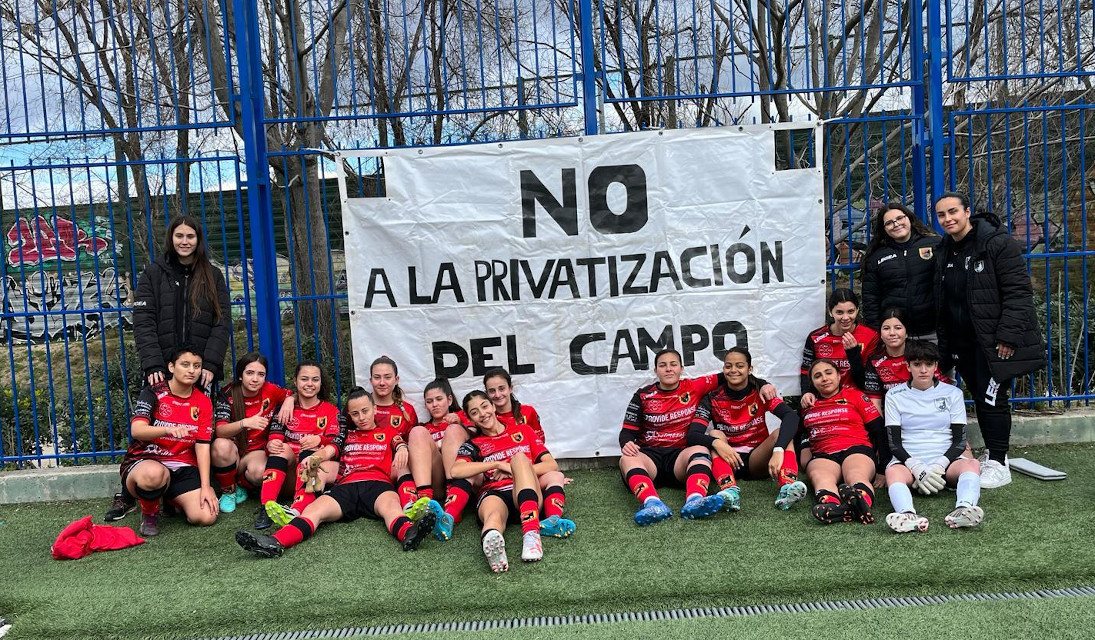 La privatización de unas instalaciones deportivas municipales enfrenta a la Junta de Villaverde con los clubs que llevan más de una década utilizándolas