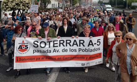 Más de un millar de vecinos cortan la A5 para exigir el soterramiento hasta la Avenida de los Poblados