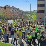 9.000 madrileños salen a la calle en Montecarmelo para exigir el traslado del cantón lejos de colegios y viviendas