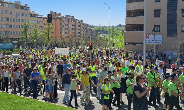 9.000 madrileños salen a la calle en Montecarmelo para exigir el traslado del cantón lejos de colegios y viviendas