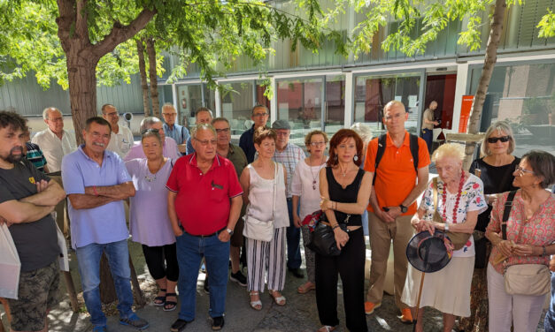La FRAVM reúne a un grupo de pioneros del movimiento vecinal para visitar la exposición “Barrios. Madrid 1976-1980” del fotógrafo Javier Campano
