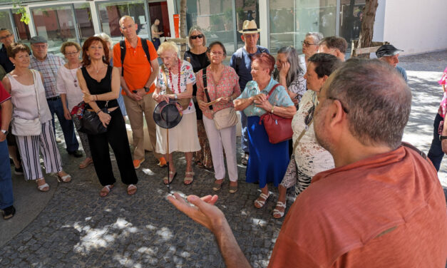 La FRAVM reúne a un grupo de pioneros del movimiento vecinal para visitar la exposición “Barrios. Madrid 1976-1980” del fotógrafo Javier Campano