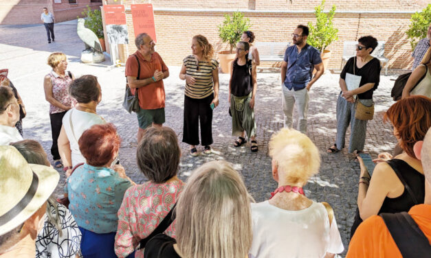 La FRAVM reúne a un grupo de pioneros del movimiento vecinal para visitar la exposición “Barrios. Madrid 1976-1980” del fotógrafo Javier Campano