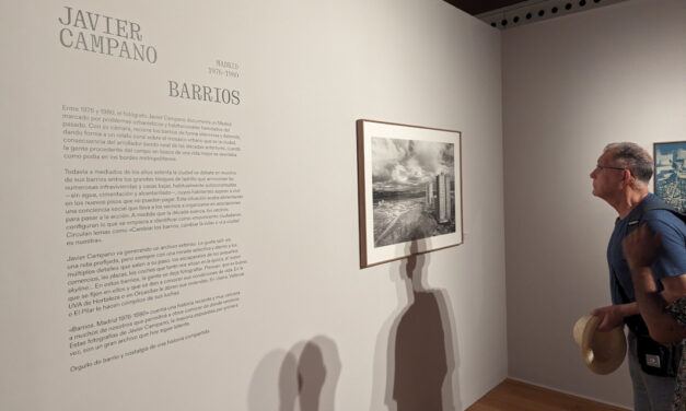 La FRAVM reúne a un grupo de pioneros del movimiento vecinal para visitar la exposición “Barrios. Madrid 1976-1980” del fotógrafo Javier Campano