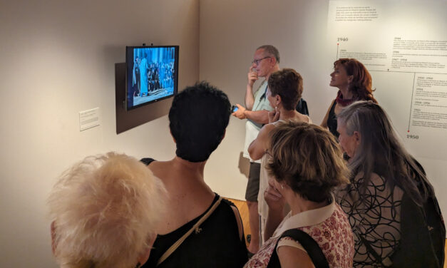 La FRAVM reúne a un grupo de pioneros del movimiento vecinal para visitar la exposición “Barrios. Madrid 1976-1980” del fotógrafo Javier Campano