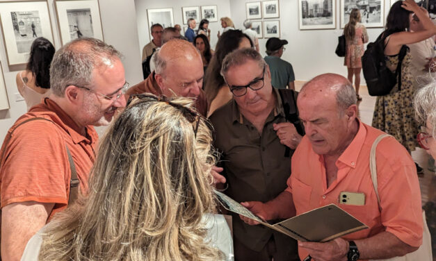 La FRAVM reúne a un grupo de pioneros del movimiento vecinal para visitar la exposición “Barrios. Madrid 1976-1980” del fotógrafo Javier Campano