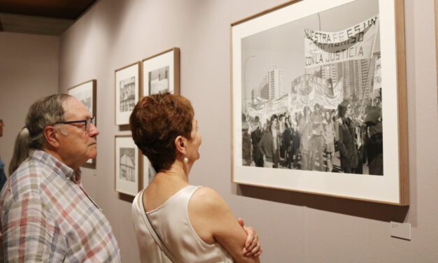 La FRAVM reúne a un grupo de pioneros del movimiento vecinal para visitar la exposición “Barrios. Madrid 1976-1980” del fotógrafo Javier Campano