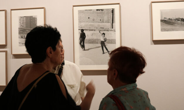 La FRAVM reúne a un grupo de pioneros del movimiento vecinal para visitar la exposición “Barrios. Madrid 1976-1980” del fotógrafo Javier Campano