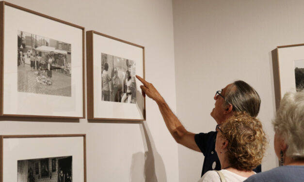 La FRAVM reúne a un grupo de pioneros del movimiento vecinal para visitar la exposición “Barrios. Madrid 1976-1980” del fotógrafo Javier Campano