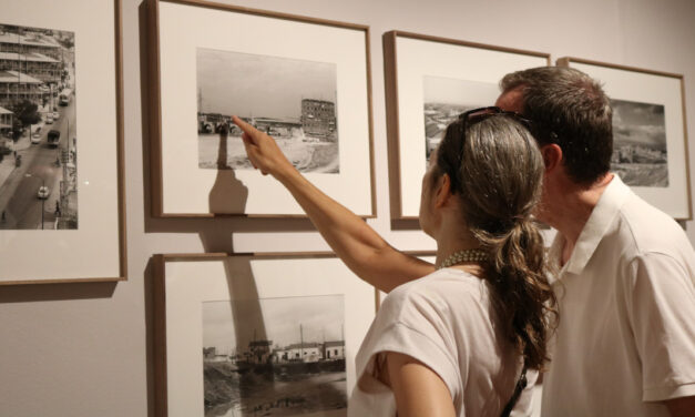 La FRAVM reúne a un grupo de pioneros del movimiento vecinal para visitar la exposición “Barrios. Madrid 1976-1980” del fotógrafo Javier Campano