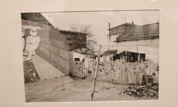 La FRAVM reúne a un grupo de pioneros del movimiento vecinal para visitar la exposición “Barrios. Madrid 1976-1980” del fotógrafo Javier Campano