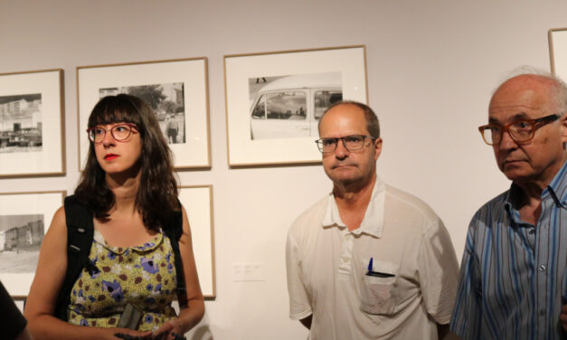 La FRAVM reúne a un grupo de pioneros del movimiento vecinal para visitar la exposición “Barrios. Madrid 1976-1980” del fotógrafo Javier Campano