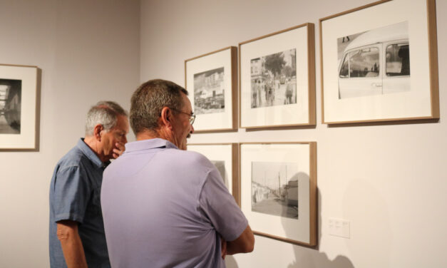 La FRAVM reúne a un grupo de pioneros del movimiento vecinal para visitar la exposición “Barrios. Madrid 1976-1980” del fotógrafo Javier Campano