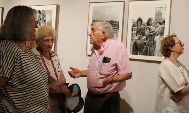 La FRAVM reúne a un grupo de pioneros del movimiento vecinal para visitar la exposición “Barrios. Madrid 1976-1980” del fotógrafo Javier Campano