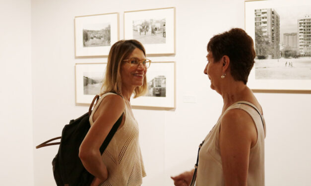 La FRAVM reúne a un grupo de pioneros del movimiento vecinal para visitar la exposición “Barrios. Madrid 1976-1980” del fotógrafo Javier Campano