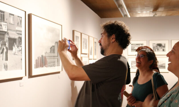 La FRAVM reúne a un grupo de pioneros del movimiento vecinal para visitar la exposición “Barrios. Madrid 1976-1980” del fotógrafo Javier Campano