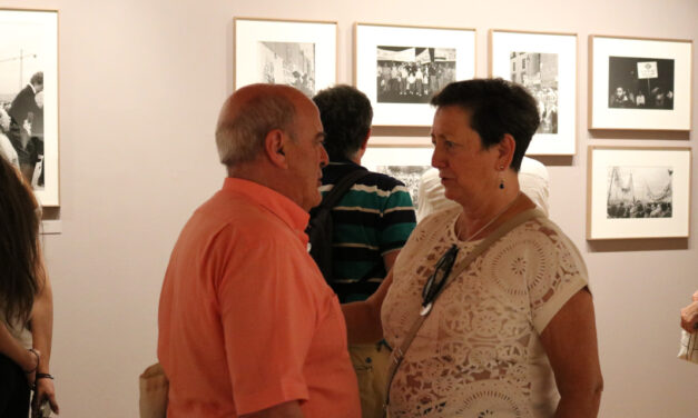 La FRAVM reúne a un grupo de pioneros del movimiento vecinal para visitar la exposición “Barrios. Madrid 1976-1980” del fotógrafo Javier Campano