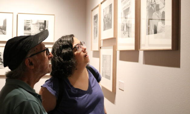 La FRAVM reúne a un grupo de pioneros del movimiento vecinal para visitar la exposición “Barrios. Madrid 1976-1980” del fotógrafo Javier Campano