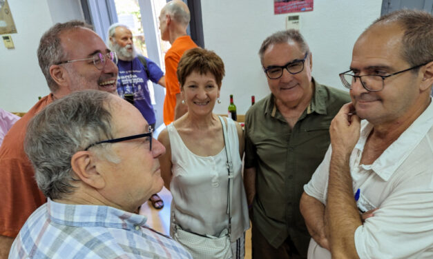 La FRAVM reúne a un grupo de pioneros del movimiento vecinal para visitar la exposición “Barrios. Madrid 1976-1980” del fotógrafo Javier Campano